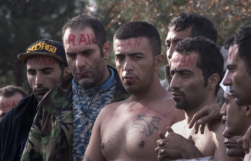 Niektórzy imigranci prowadzą głodówkę, inni z zaszytymi ustami trzymają transparenty "prosimy otwórzcie granice", "nadchodzi zima pomóżcie nam".