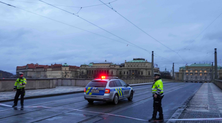 Rendőrök zárják le a helyszínt a prágai Károly Egyetemnél elkövetett lövöldözést követően 2023. december 21-én. A cseh rendőrség szerint a fegyveres támadásnak halálos áldozatai is vannak, az elkövetőt ártalmatalnították, de részleteket nem közöltek/Fotó: MTI/AP/Petr David Josek