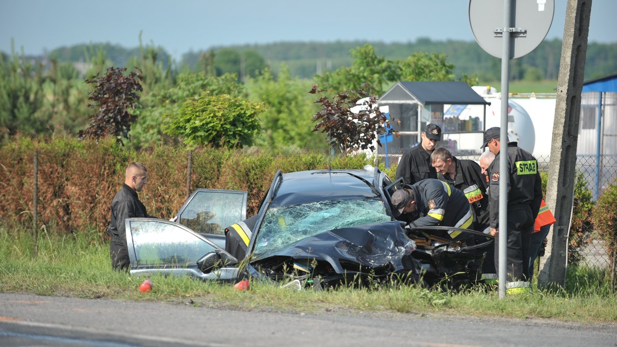 Na drodze krajowej nr 50 doszło dziś do tragicznego wypadku. Zderzyły się dwie ciężarówki i samochód osobowy. Nie żyją mężczyzna i czteroletni chłopczyk.