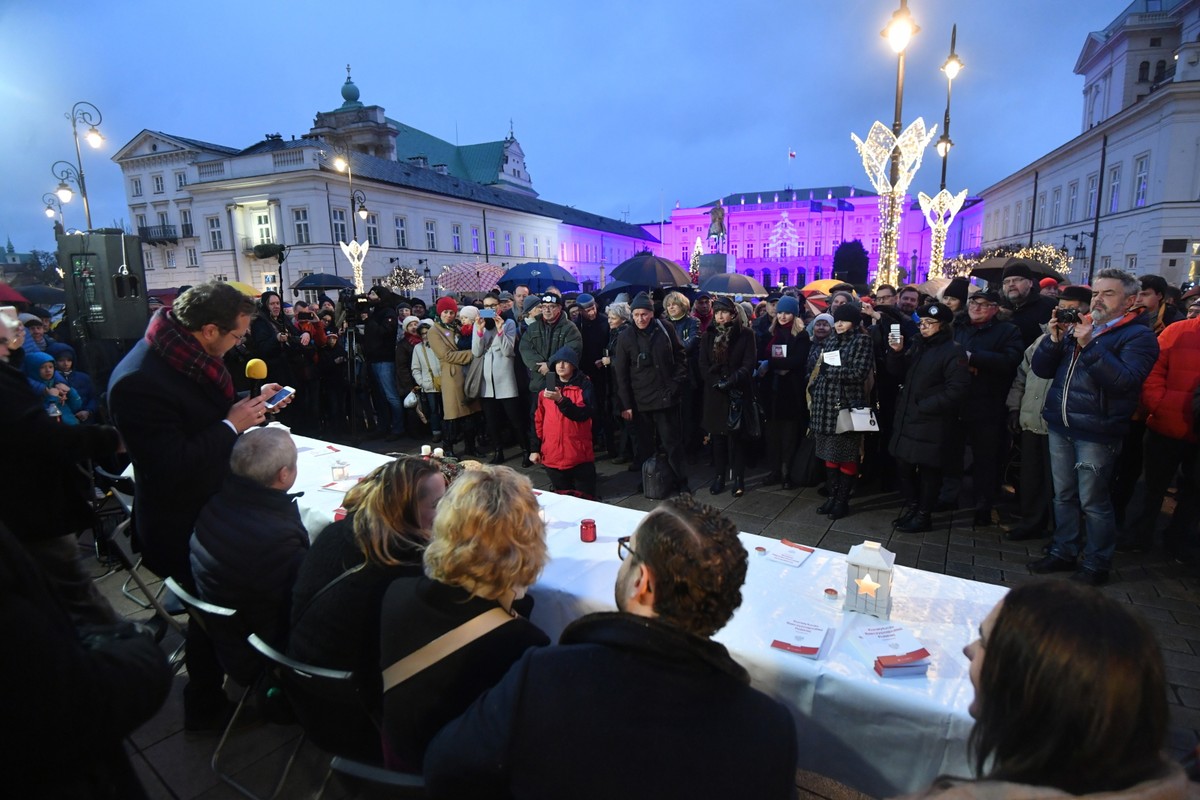 Spotkanie wigilijne przed Pałacem Prezydenckim w Warszawie z udziałem przedstawicieli organizacji pozarządowych Wolne Sądy, Warszawski Strajk Kobiet, Obywatele Solidarnie w Akcji oraz Obywatele RP