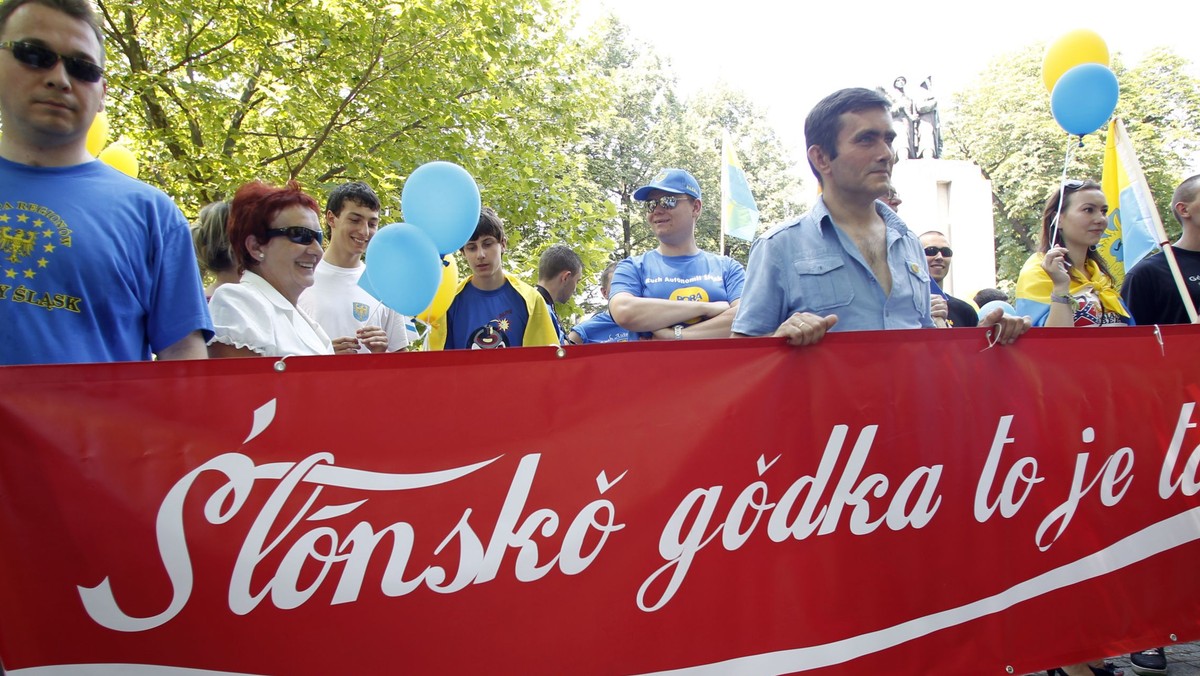 — Śląskie pierony to polskie bastiony — mówi jedno z przysłów. Ale na Śląsku na dobre narodził się silny ruch na rzecz autonomii. W Polsce to ewenement, ale choćby w Hiszpanii — norma. Dziś dążenia autonomistów widać jak w soczewce na Stadionie Śląskim. 