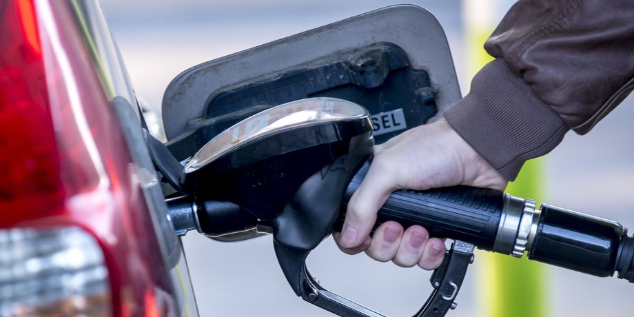 W ostatnich dniach paliwa są najtańsze od początku roku. Kierowcy jednak płacą za nie więcej niż przed rokiem