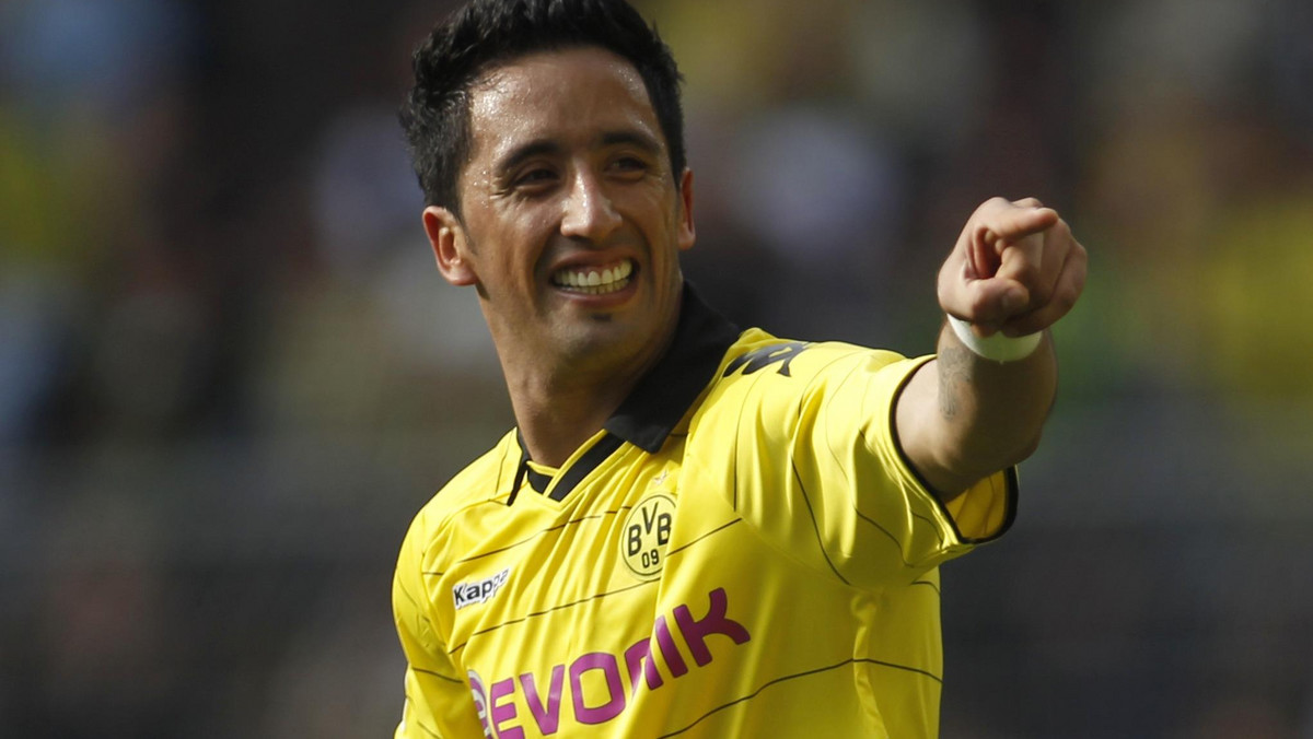 Lucas Barrios oświadczył niedawno, że jest gotowy odejść z Borussii Dortmund, jeśli nadal będzie zmiennikiem Roberta Lewandowskiego. - Nie wpłynęły żadne oferty - powiedział Michael Zorc. Dyrketor sportowy BVB nie wyklucza jednak sprzedania paragwajskiego napastnika.