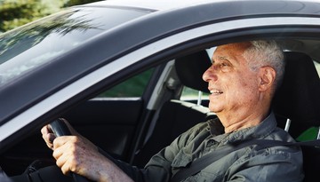 Prawo jazdy dla seniora. Jakie warunki trzeba spełnić, by móc prowadzić auto?