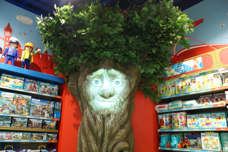 Na dzieci w pierwszym sklepie Hamleys'a w Polsce czeka także drzewo, z którym można porozmawiać i które reaguje na nasze zachowanie. Dodatkowo na drzewie pojawiają się niespodziewani goście, jak np. gąsienica.