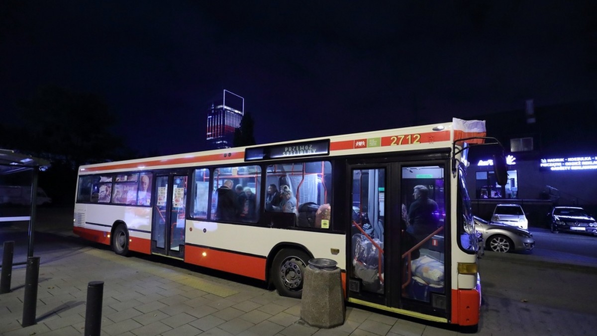 Pomoc dla osób bezdomnych w Gdańsku. Po mieście znów kursuje autobus SOS