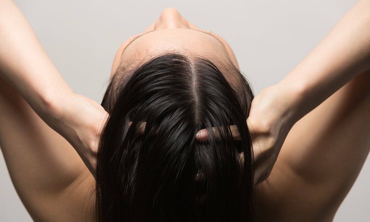 Ten szampon działa niczym kojąca kąpiel dla wrażliwego skalpu. Do tego nie obciąża włosów i odbija je u nasady