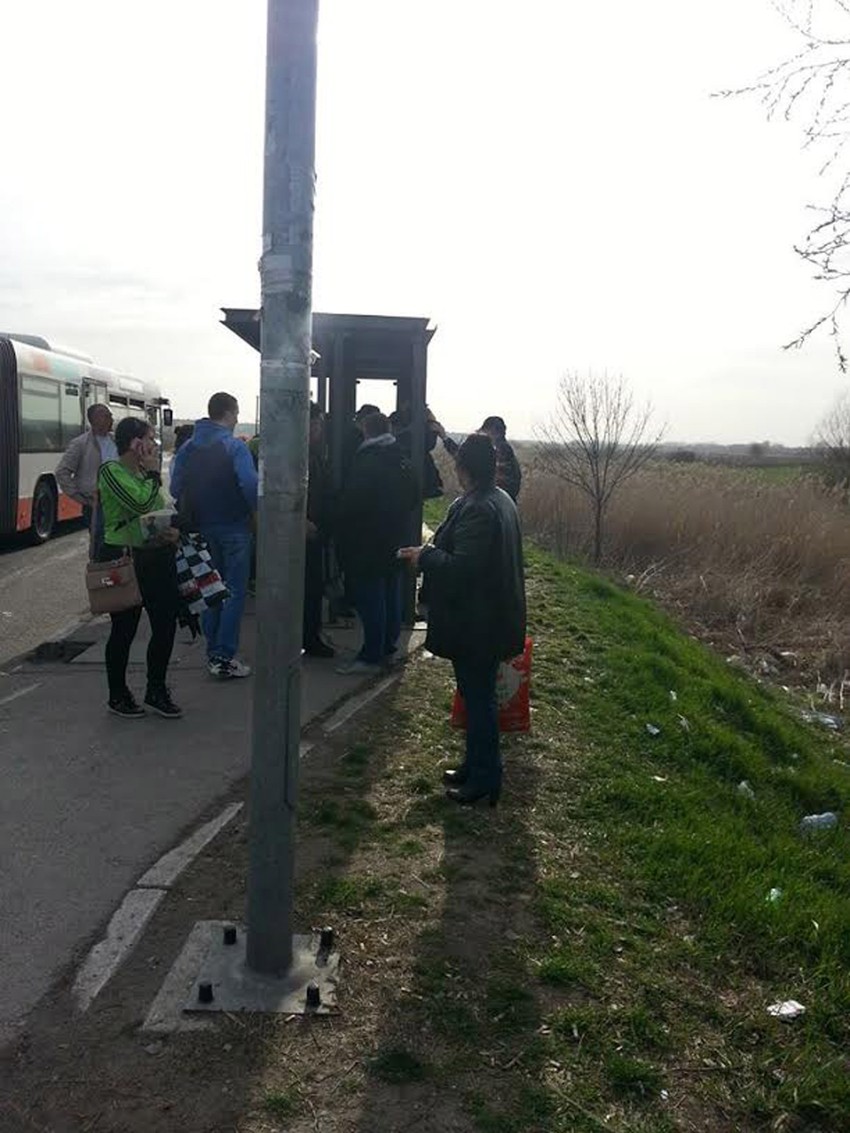 Naterali su ga da podigne ruke kao da je kriminalac   Kontrolorima nije dao kartu, pa su komunalni policajci počeli da ga maltertiraju.