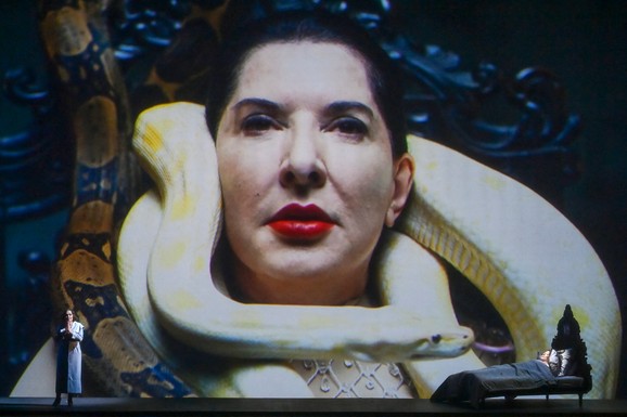 "Dajte mi svoje vreme, a ja ću umreti za vas": Marina Abramović umire 7 puta dok je nasuprot nje  holivudski glumac, uz pesmu Marije Kalas (VIDEO)