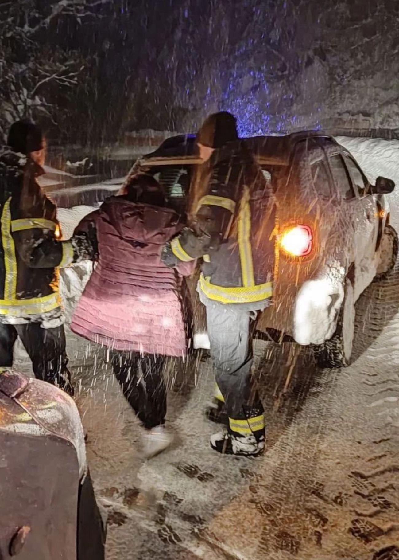 Feuerwehrleute retteten 24 Menschen aus einem verschneiten Bus in der Nähe der Stadt Sokolowak