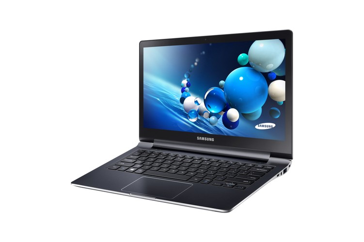 <b>ATIV Book 9 Plus</b>
<br><br>
Ativ Book 9 Plus został wyposażony w 13,3” dotykowy ekran o rozdzielczości 3200x1800 qHD+ oraz najnowszy procesor Intel Haswell (i5 lub i7 – w zależności od modelu). Całość dopełnia 8GB pamięci operacyjnej oraz dysk SSD 256GB. Samsung chwali się zarówno długim czasem pracy bateryjnej (do 12 godzin), jak również wymiarami swojego nowego ultrabooka. Ze specyfikacji wynika, że jest on smuklejszy nawet od MacBooka Air.