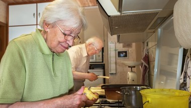 seniorzy mogą liczyć na wsparcie w opłacaniu rachunków za prąd i gaz. miesięczna dopłata wynosi ponad 300 zł