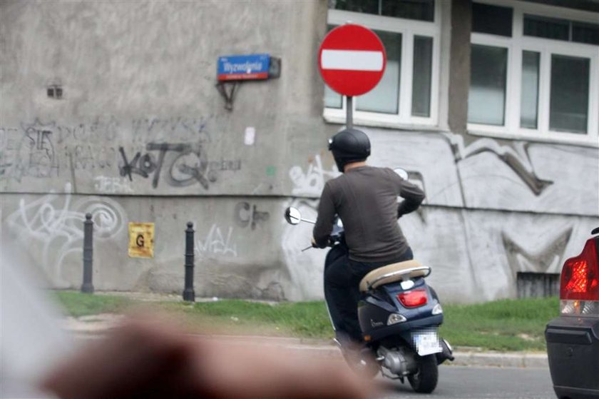 Szyc jeździ skuterkiem, bo autem nie może. FOTO!