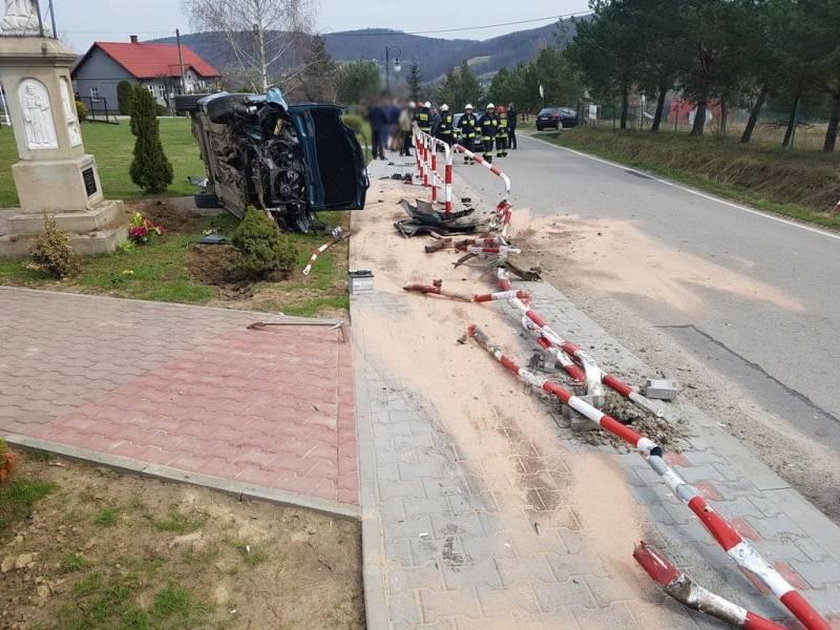 O włos od tragedii. Rozpędzone auto zatrzymało się przed figurą Matki Boskiej