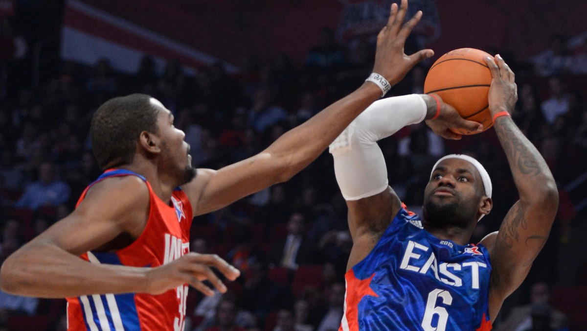 W tradycyjnym Meczu Gwiazd ligi NBA w Houston drużyna Zachodu pokonała w niedzielę ekipę Wschodu 143:138. Najlepszym koszykarzem (MVP) został wybrany Chris Paul (Los Angeles Clippers), który uzyskał dla zwycięzców 20 punktów i miał 15 asyst (Fot. PAP/EPA).