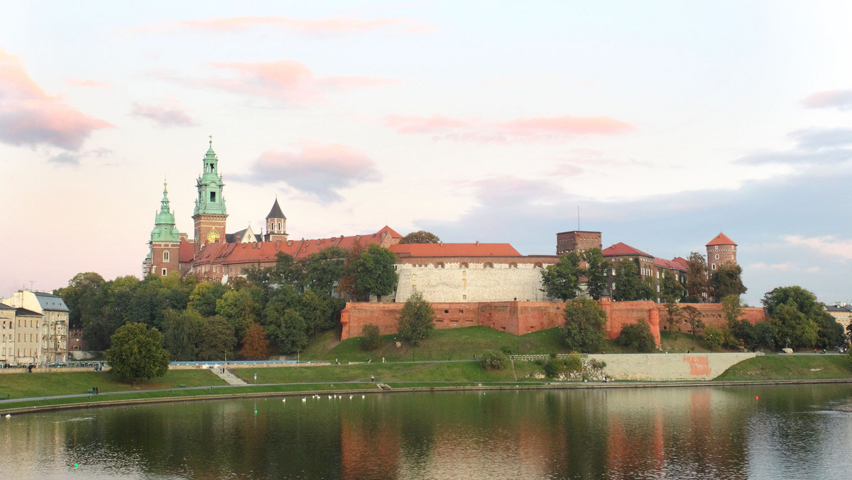 10. PZU Bieg Trzech Kopców już w niedzielę i śmiało można powiedzieć, że w Krakowie wszystko jest gotowe na rywalizację biegaczy w jedynym nad Wisłą Biegu Górskim, który rozgrywa się w centrum miasta. W czwartek organizatorzy potwierdzili, że jubileuszowy start będzie równie ekscytujący, co dziewięć poprzednich edycji.