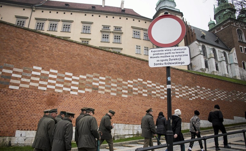 Napis nadrukowany na białej naklejce pojawił się pod znakiem przed majówką