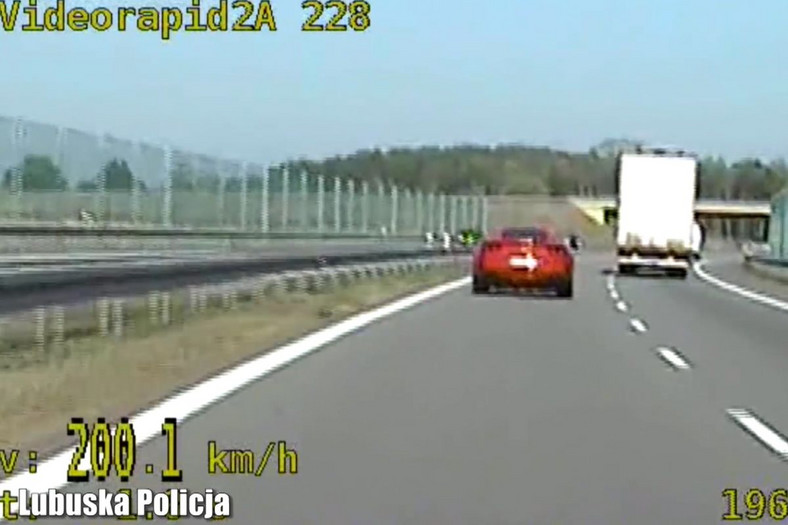 Kierowca Ferrari jechał prawie 220 km/h