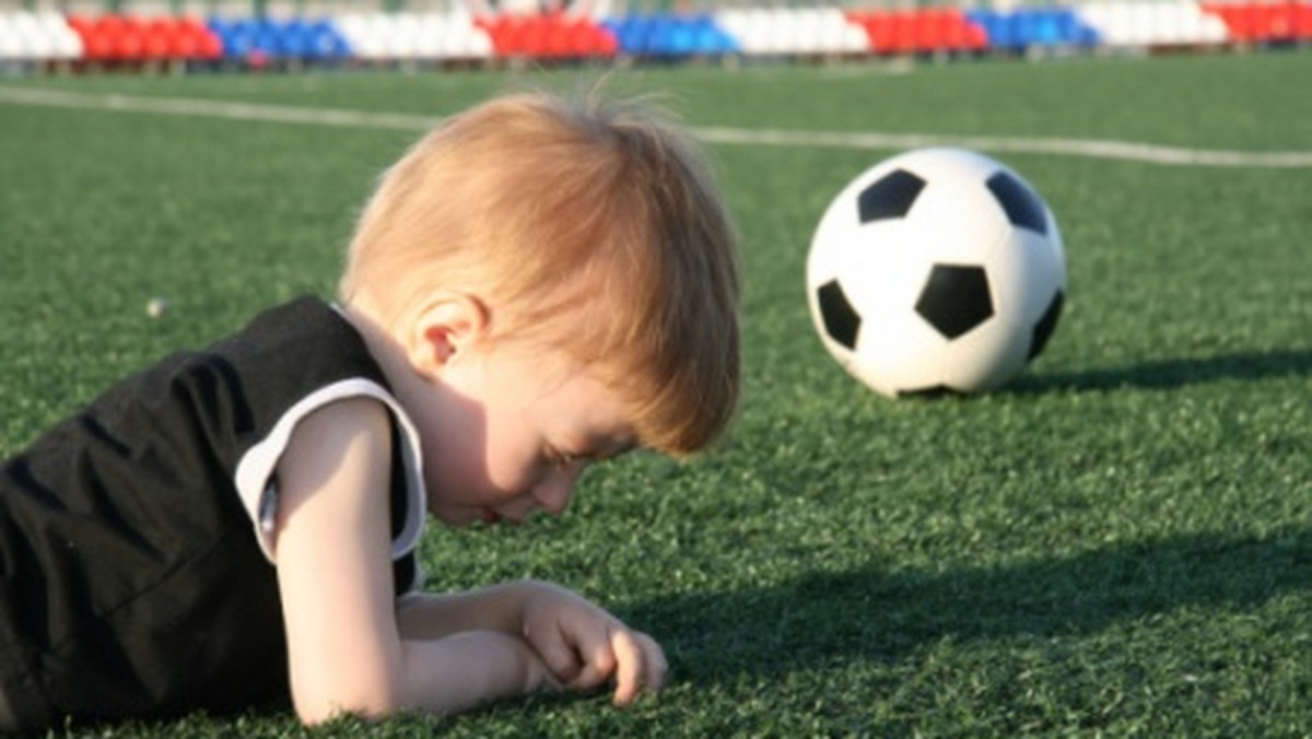 Czy nadmierna profesjonalizacja futbolu nie zabija starej, dobrej zabawy, jaką było kopanie piłki na podwórku?