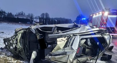 Smutny finał ostrej jazdy na podwójnym gazie. Auto skasowane, pasażerka walczy o życie