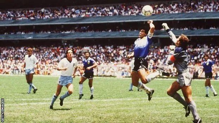 Maradona postiže gol rukom protiv Engleske 1986. Ovaj gol je potom nazvan Božija ruka, posle izjave Argentinca | Foto: Getty Images