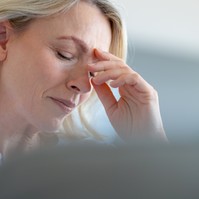 Milyen esetben kell(ene) fejfájással orvoshoz fordulni?