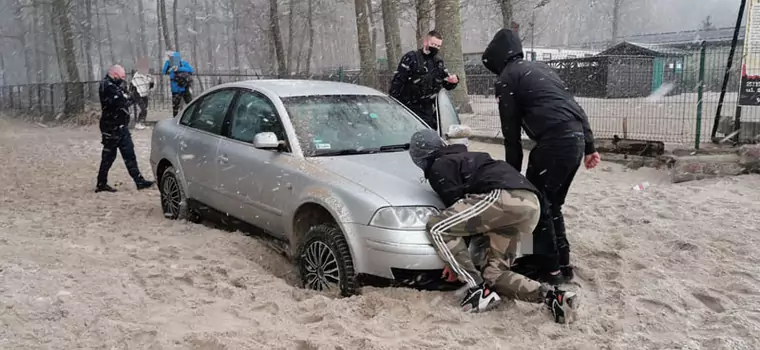 Zakopany na plaży Passat to sprawka mechanika. Właścicielka rozpoznała swoje auto w mediach