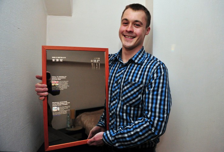 W ciągu dnia ludzie spoglądają w lustro, często nieświadomie, nawet kilkanaście razy. Ponadto lustro używane jest do codziennych czynności. Goląc się, czy myjąc zęby można być on-line, bo strony internetowe wyświetlają się na szkle. <br><br>fot.  mbmr PAP Marcin Bielecki