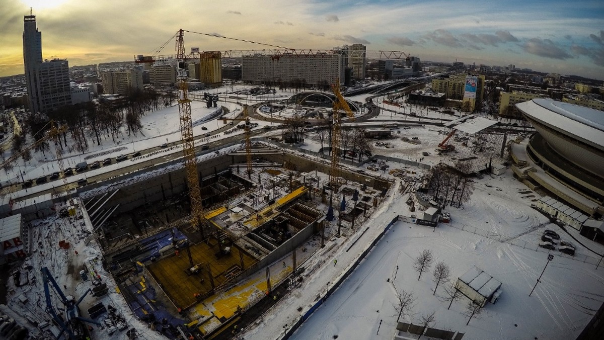 Zakończono betonowanie płyty fundamentowej na budowie kompleksu biurowców .KTW w sąsiedztwie Spodka. Płyta zajmująca powierzchnię boiska piłkarskiego, od spodu wzmocniona została kilkudziesięcioma żelbetowymi baretami, których głębokość sięga miejscami 35 metrów. Zgodnie z zapowiedziami inwestora, do wiosny ma powstać konstrukcja fundamentów i garaży podziemnych.