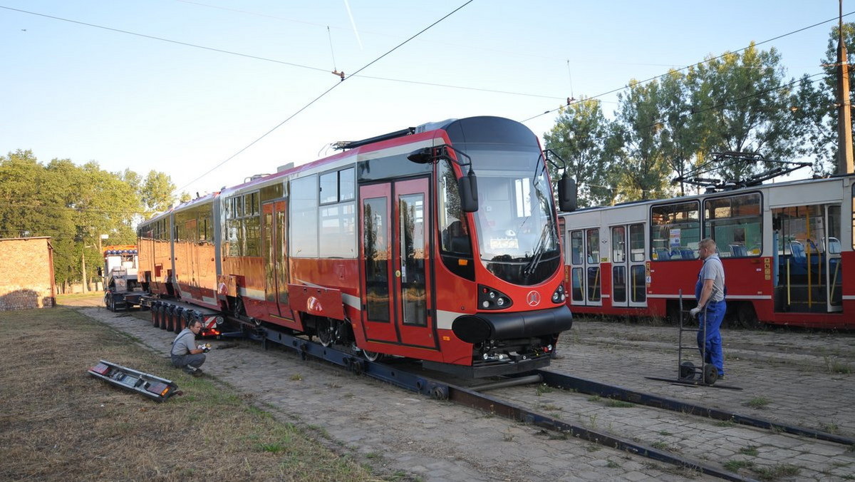 Już wkrótce na śląskie tory wyjedzie pierwszy tramwaj Moderus Beta. Wagon z poznanński zakładów Modertrans przyjechał na lawecie do zajezdni w Bytomiu. To pierwszy z 12 zamówionych przez spółkę Tramwaje Śląskie nowych wagonów.