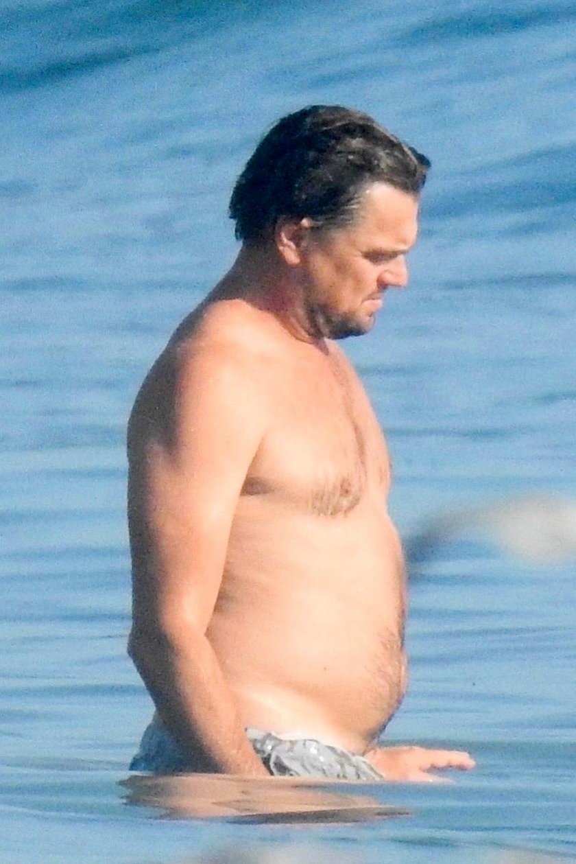 DiCaprio wylegiwał się na plaży z kumplami.