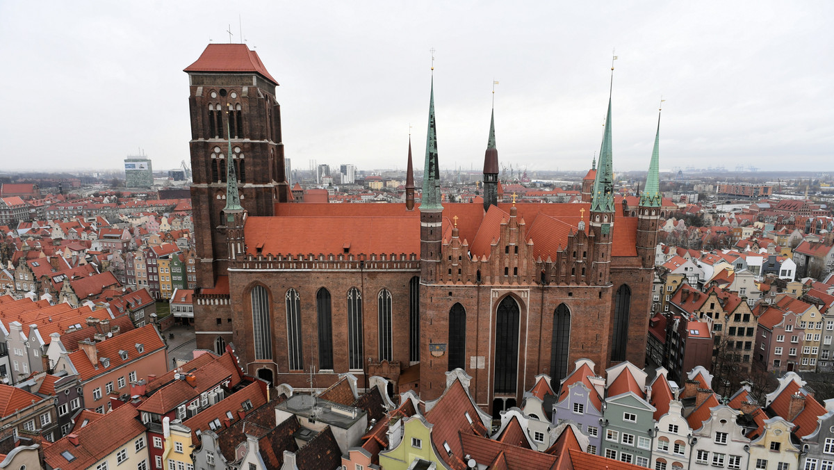Gdańsk: coraz więcej mieszkańców przed wejściem do Bazyliki Mariackiej