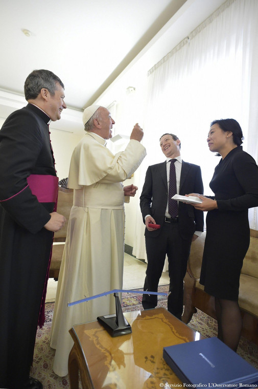 Papież Franciszek przyjął na audiencji Marka Zuckerberga i jego żonę Priscillę Chan