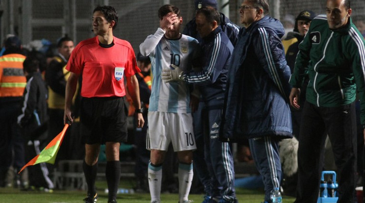 Lionel Messi a bordáit fájlalja/Fotó: AFP