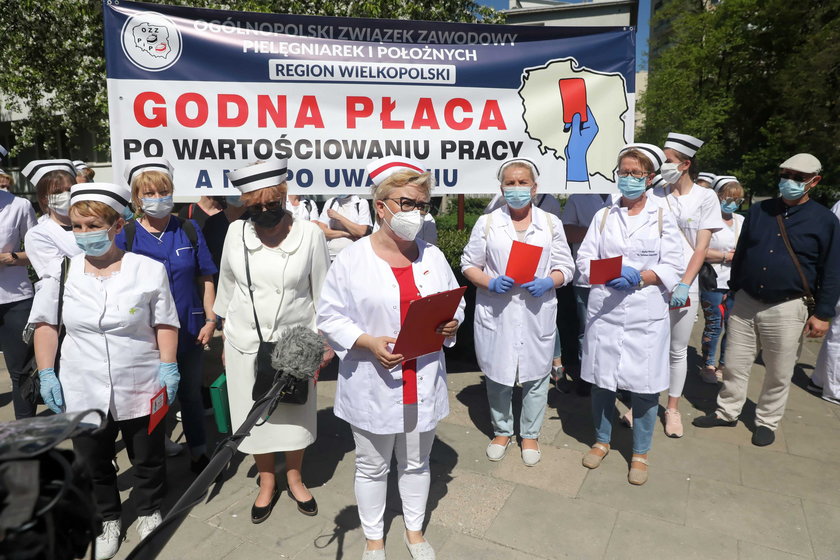 Pielęgniarki chcą wyższych zarobków. Trwa protest przed Sejmem