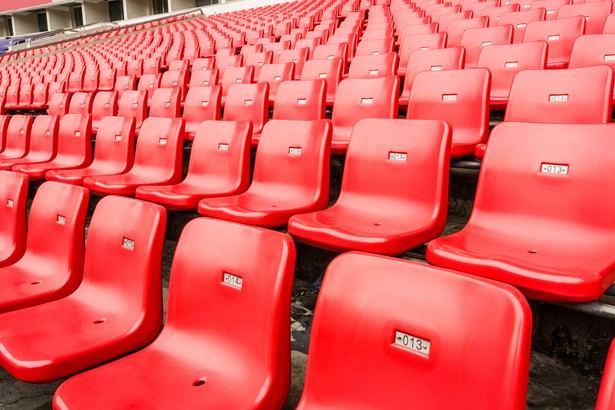 Puste krzesełka na stadionie