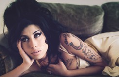 'Sława ją zabiła'. Kontrowersyjna historia Amy Winehouse w polskich kinach