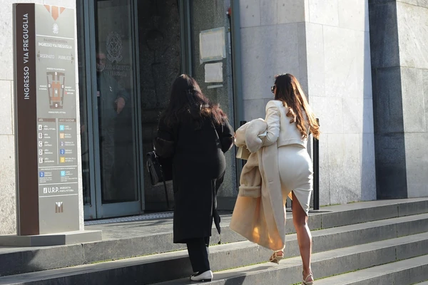 Kažu da se LEPŠA ŽENA NIJE RODILA, a pogled na njeno LICE za mnoge je NEPODNOŠLJIV - toliko je atraktivna! Fatalna Rumunka sad pokazala MAJKU i u ove slike svi gledaju