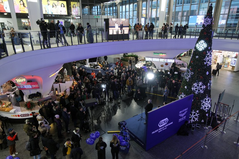 Warszawa, 05.12.2025. Dworzec kolejowy Warszawa Centralna, 5 bm. Trwają obchody 50-lecia istnienia dworca. (sko) PAP/Rafał Guz