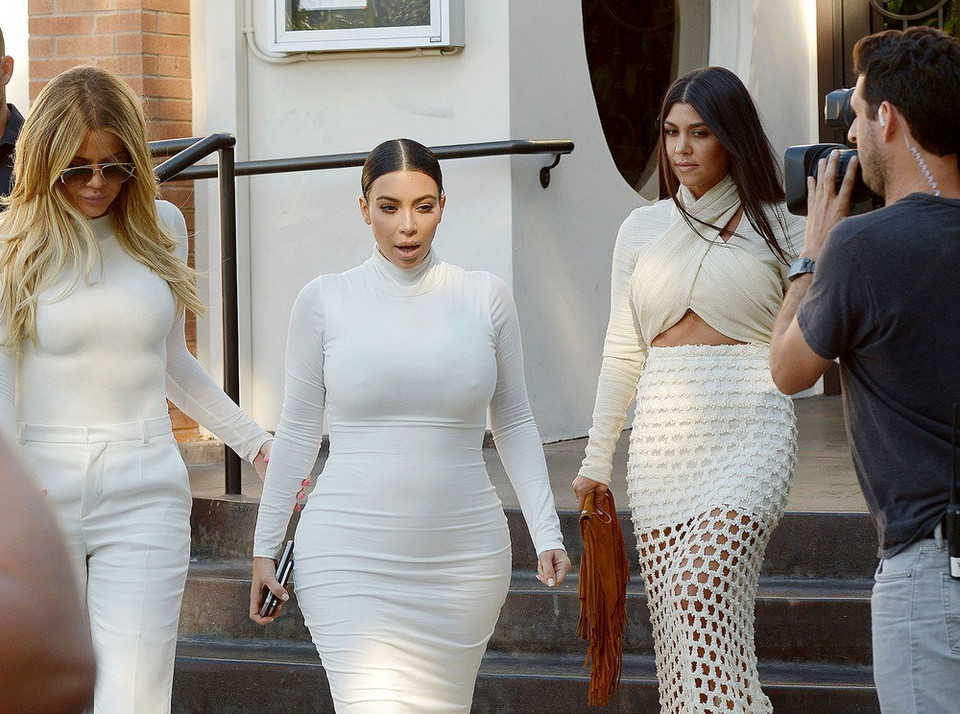 Siostry Kardashian w białych, obcisłych kreacjach. Seksownie?