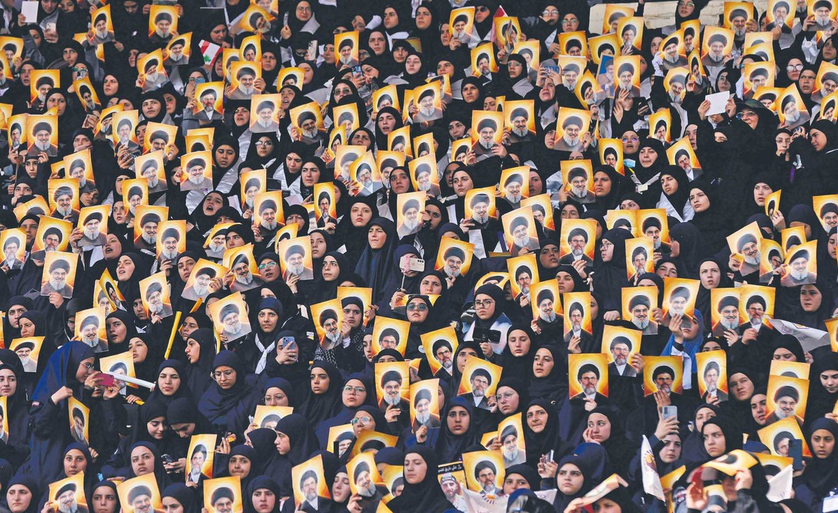 Manifestacja na stadionie Sports City w Bejrucie, 12 października 2025 r., w rocznicę śmierci przywódcy Hezbollahu Hassana Nasrallaha.