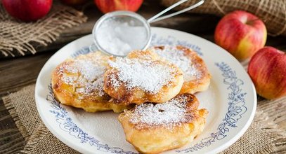 Nie mleko, maślanka ani kefir. Dodaj to do ciasta, a twoje racuchy zrobię furorę