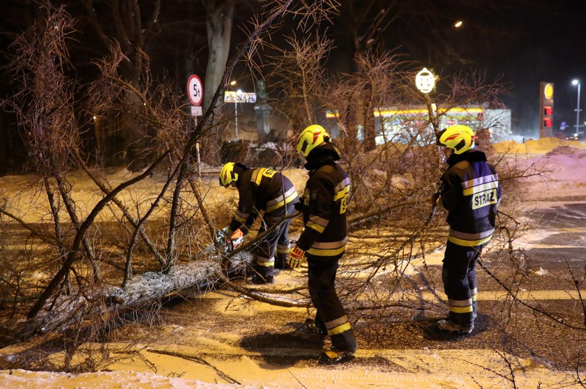  Zerwane dachy, wiele domów bez prądu, jedna osoba ranna