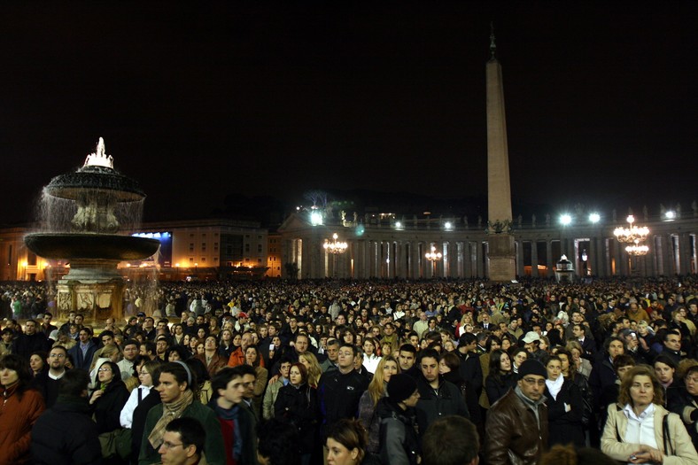 Wierni zgromadzeni na pl. św. Piotra 2 kwietnia 2005 roku