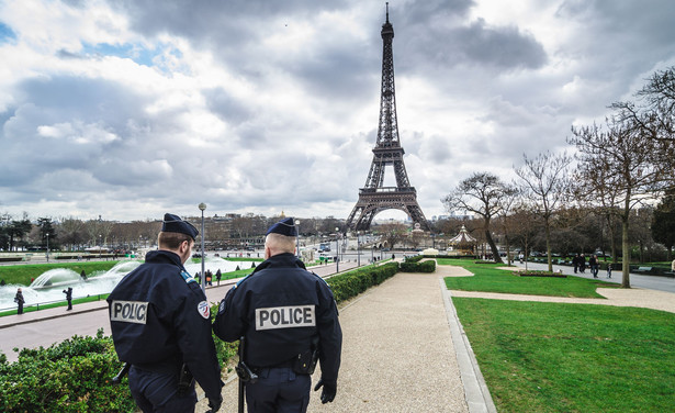 Francuska policja na Polach Marsowych w Paryżu