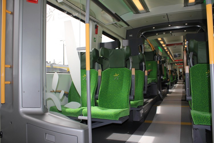 To wnętrze najnowszego Impulsa dla Kolei Mazowieckich. W każdym znajduje się 206 miejsc siedzących i 325 stojących. Jest klimatyzacja, system informacji pasażerskiej i wi-fi, którego wciąż nie ma w pociągach Pendolino PKP Intercity. Impuls to jeden z głównych produktów Newagu. Jeżdżą w różnych wersjach jm.in. w SKM Warszawa, Przewozach Regionalnych i Kolejach Śląskich