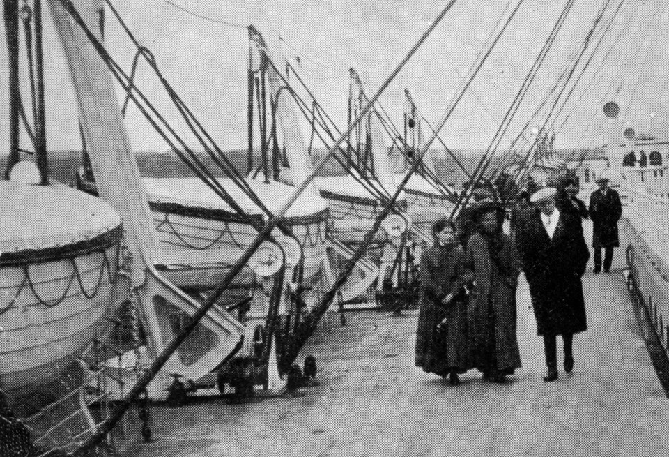 Pasażerowie Titanica spacerujący po pokładzie