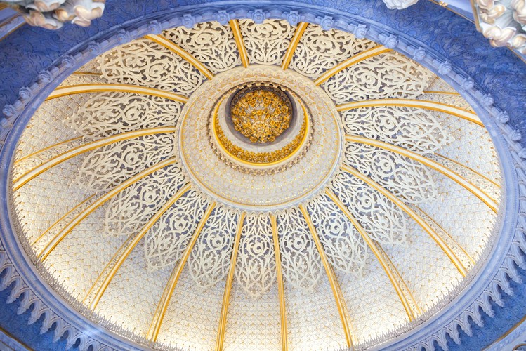 Kunsztownie zdobione sklepienie w zamku Monserrate