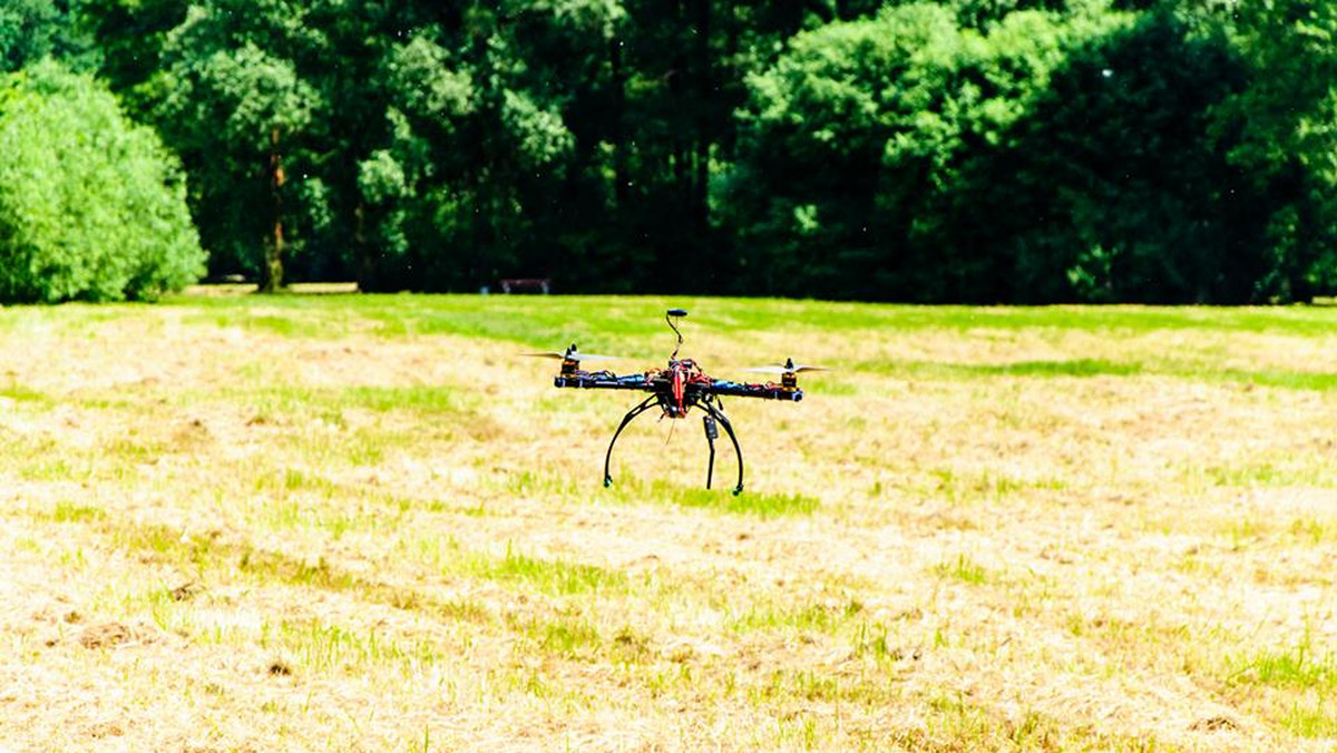 Dron stworzony na Politechnice Wrocławskiej działa dopiero od trzech miesięcy, a już wygrywa. Statek powietrzny zdobył pierwszą i drugą nagrodę podczas "Parady Robotów – Droniada", która odbyła się w Krakowie. Jury zachwycił quadrocopter, który bez trudu odbiera i wysyła sms-y – i to w locie.