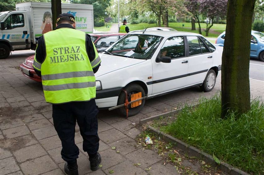 Straz miejska wystawia mandaty